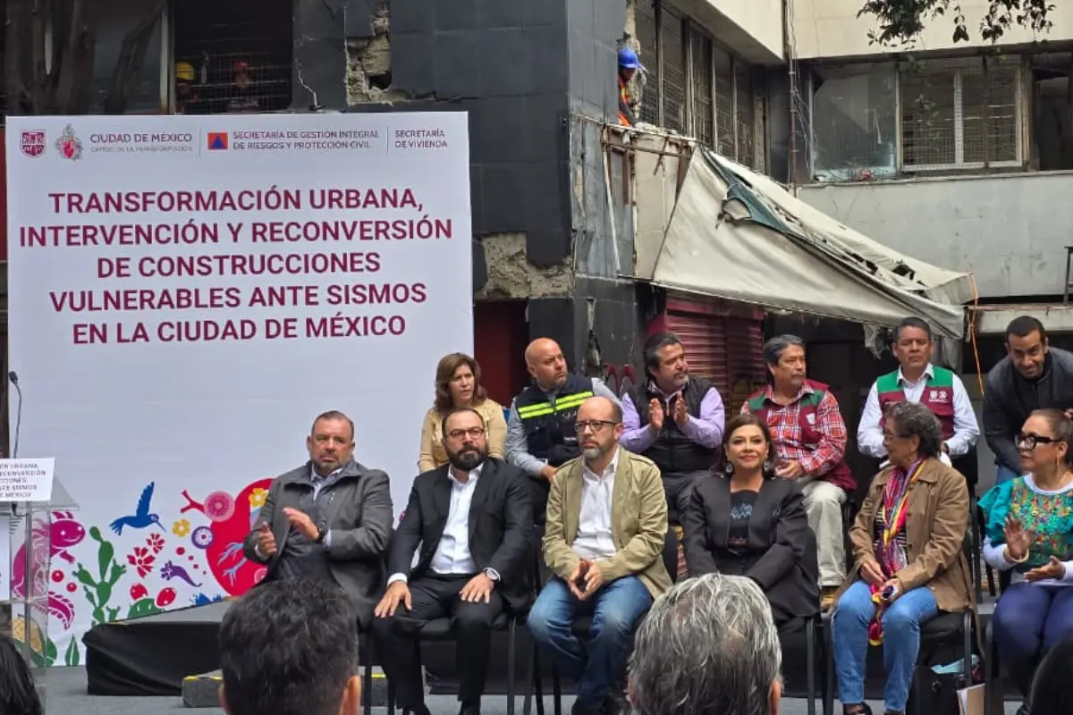 Clara Brugada junto a autoridades de CDMX en la presentación de la estrategia para prevenir riesgos en sismos. Foto: Mario Flores