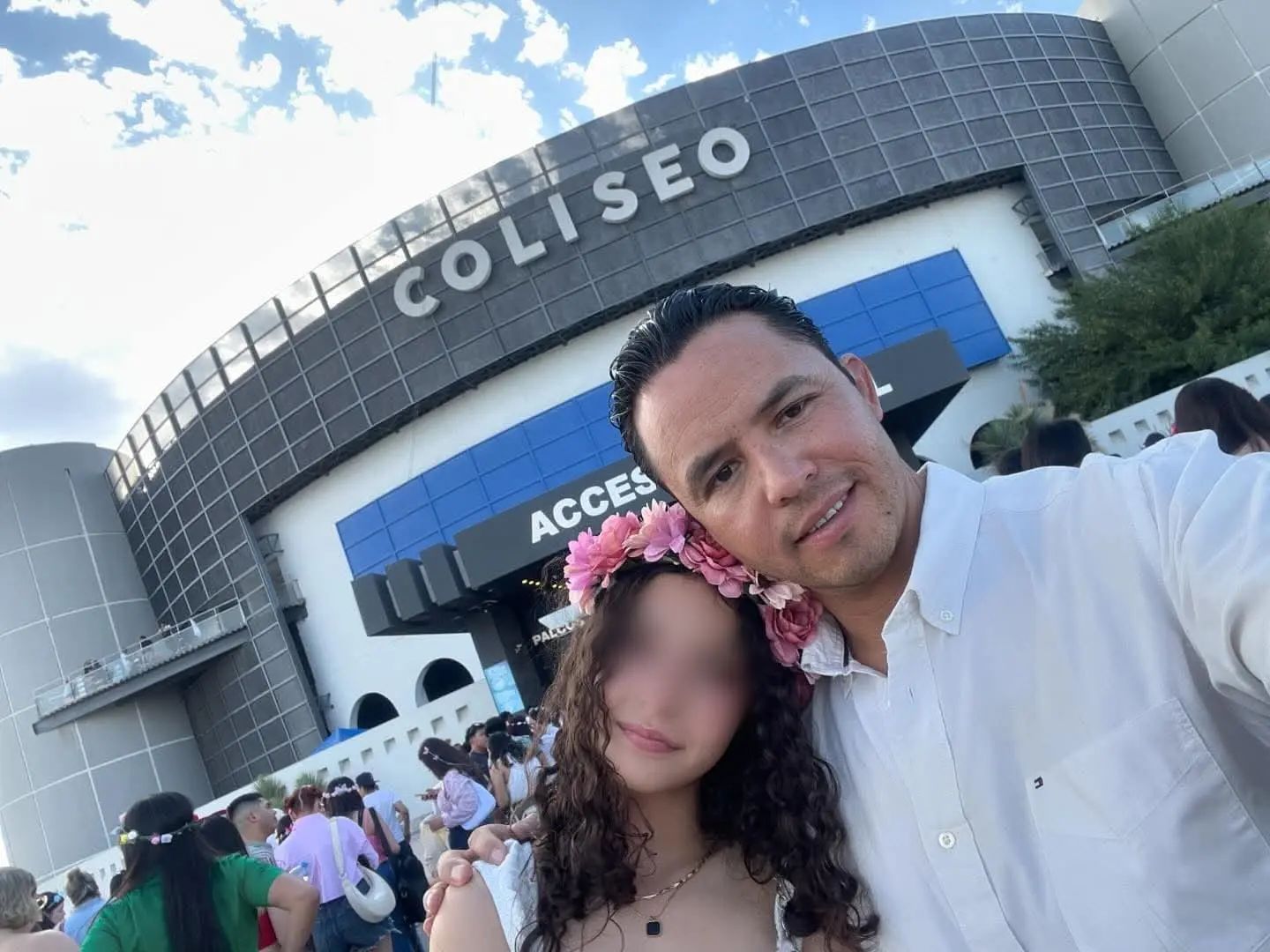 Nicole, junto a su padre Carlos Said, quien denunció el caso.