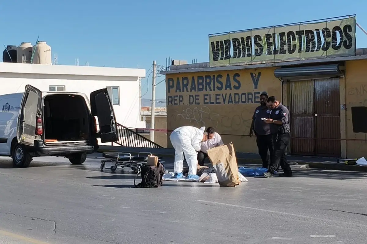 Hombre se desvanece sobre el blvd. Felipe J Mery en Saltillo / Foto: Marco Juárez