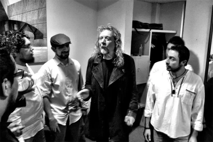 Ramiro González y otros músicos junto a la leyenda del rock Robert Plant. Foto: Daniel Espinoza