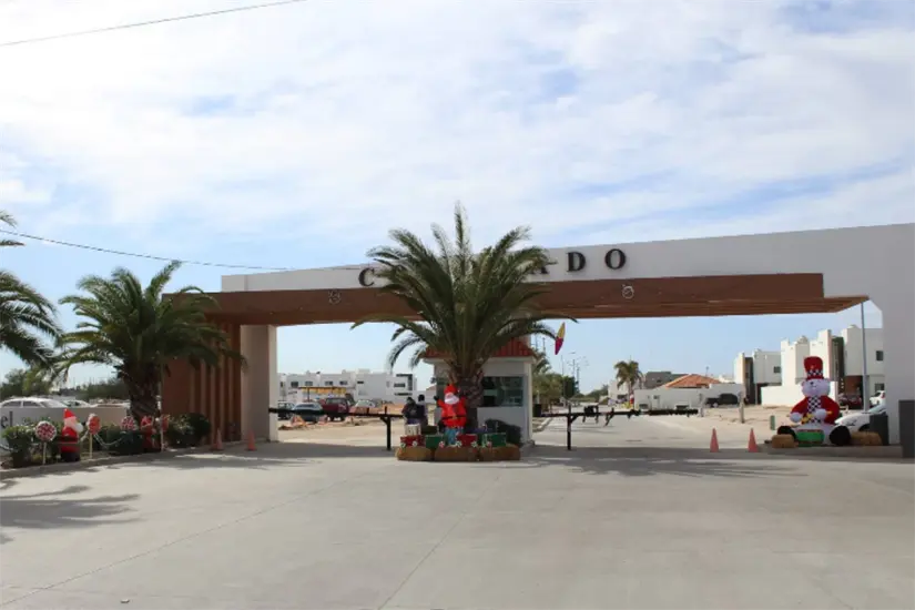 Puerta de entrada del fraccionamiento Coronado en La Paz, 2023. Foto: Google maps