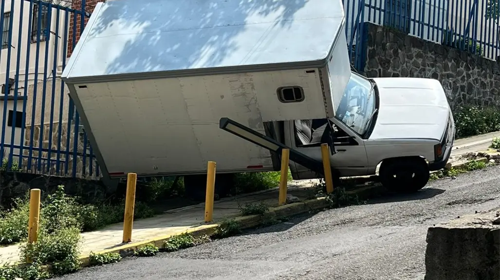 Camioneta se vuelca en Tlalpan tras presunta falla de frenos; no hay lesionados
