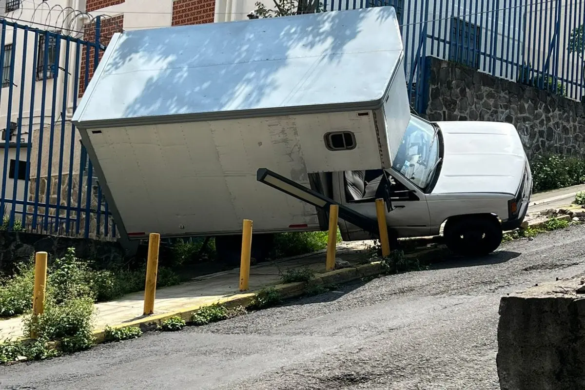 Volcadura de camioneta en la alcaldía Tlalpan. Foto: Luis Antonio Alfaro