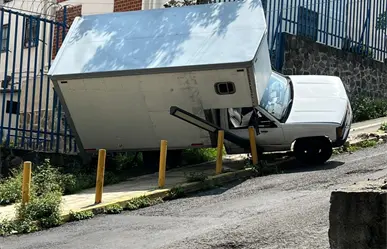 Camioneta se vuelca en Tlalpan tras presunta falla de frenos; no hay lesionados