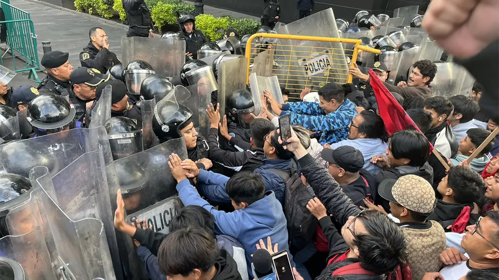 VIDEO | Enfrentamiento en el Zócalo: granaderos buscan desalojar a estudiantes frente a Palacio Nacional
