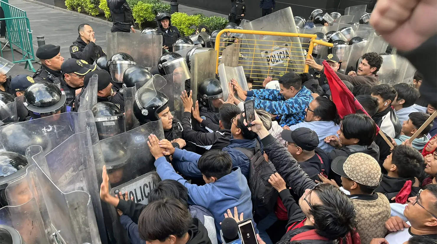 Los estudiantes denuncian agresiones en Oaxaca y exigen ser escuchados por Claudia Sheinbaum. Imagen: @FNERRR_NACIONAL