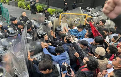 VIDEO | Enfrentamiento en el Zócalo: granaderos buscan desalojar a estudiantes frente a Palacio Nacional