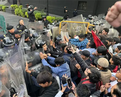 VIDEO | Enfrentamiento en el Zócalo: granaderos buscan desalojar a estudiantes frente a Palacio Nacional