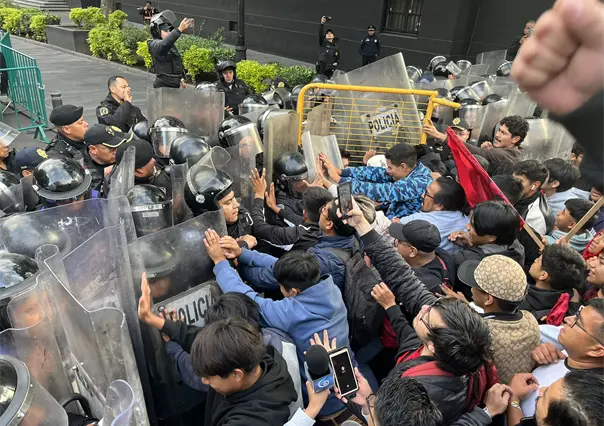 VIDEO | Enfrentamiento en el Zócalo: granaderos buscan desalojar a estudiantes frente a Palacio Nacional