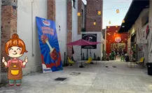 Al pasear por este callejón oculto en Durango se puede encontrar venta de banderillas coreanas