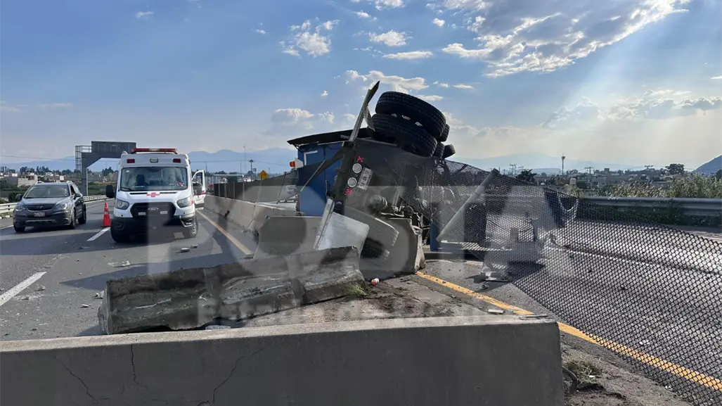 VIDEO | Accidente en Chalco bloquea Circuito Exterior Mexiquense; conductores reportan largas filas