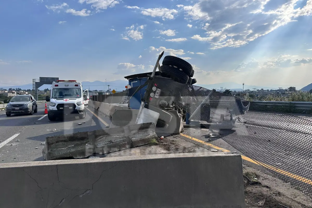 Volcadura en autopista del Edomex. Foto: Manuel López