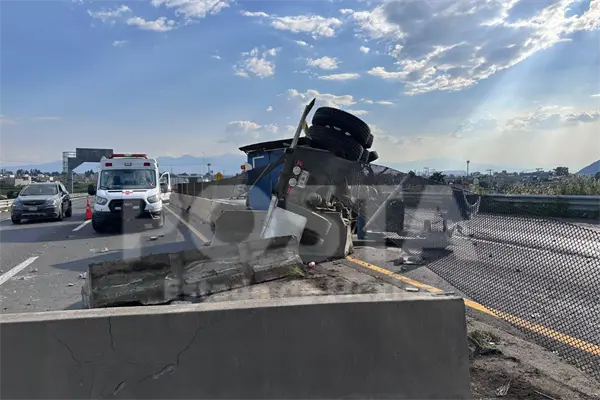 VIDEO | Accidente en Chalco bloquea Circuito Exterior Mexiquense; conductores reportan largas filas