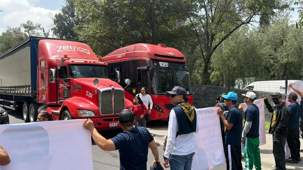 Bloquean Insurgentes frente a Rectoría; exigen sanción contra profesor de la UNAM