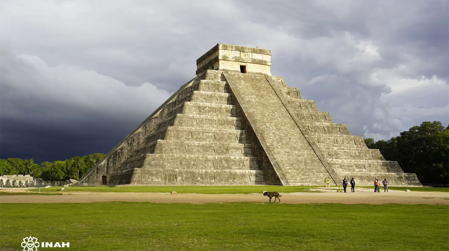 Para disfrutar el espectáculo de luz y sombra que marcó el inicio del otoño, miles de personas visitaron la zona arqueológica de Chichén Itzá el pasado 21 de septiembre, marcando un récord de asistencia.- Fuente INAH