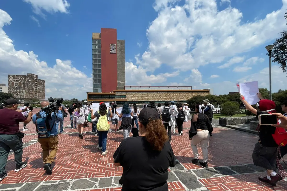 Con ofrenda y marcha en CDMX estudiantes de CCH piden justicia para Jesús Israel. Foto: Iván Macías