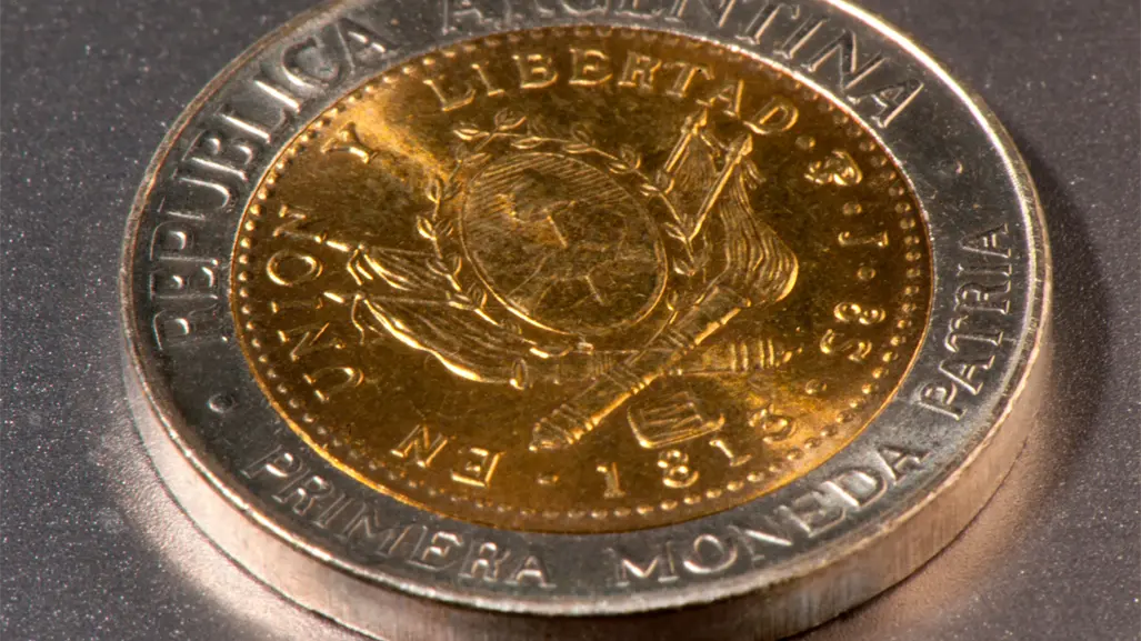 Descubre la moneda imantada que alcanza los 9 mil pesos en el mercado coleccionista