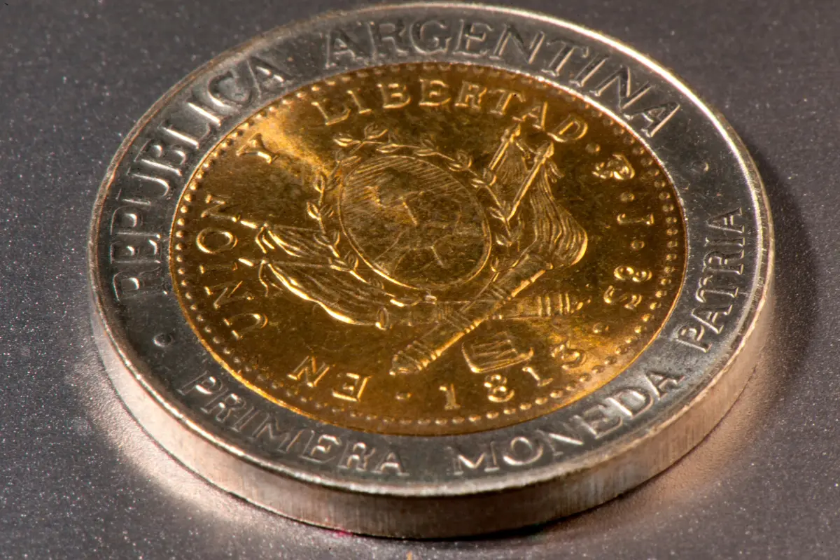 La reciente subasta de una moneda histórica argentina ha generado gran revuelo por su inesperado precio entre coleccionistas. Foto: Canva