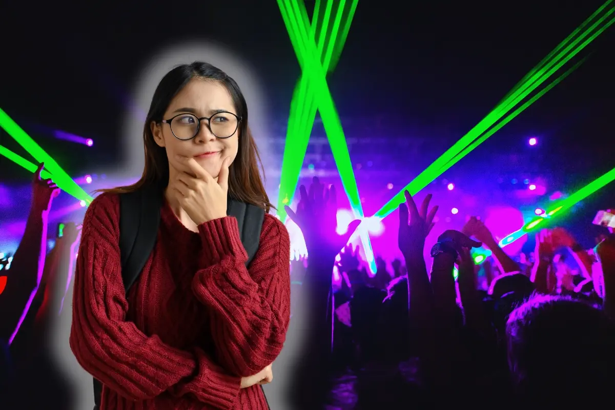 Una mujer con duda y un escenario con luces. Foto: Canva