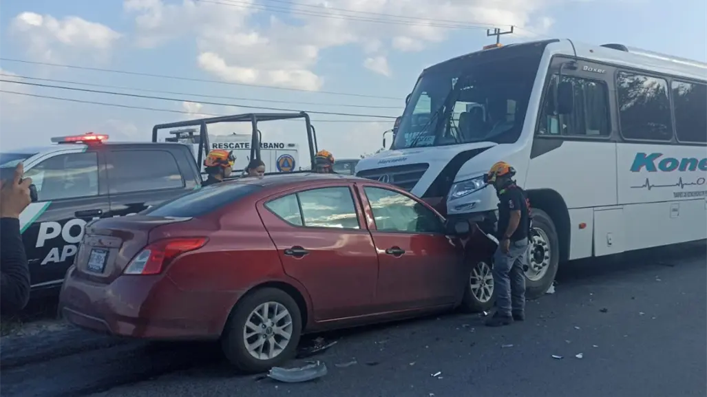 Muere una persona en choque entre transporte de personal y auto en Apodaca
