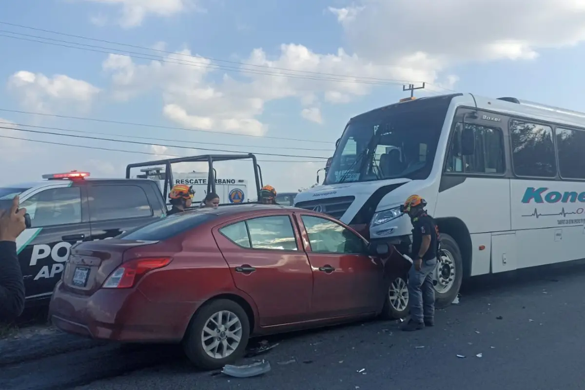 Choque entre un automóvil y transporte de personal. Foto: Protección Civil de Nuevo León
