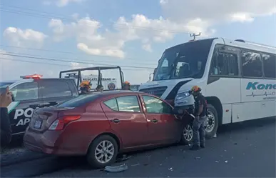Muere una persona en choque entre transporte de personal y auto en Apodaca