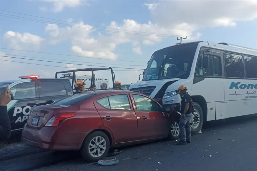 Muere una persona en choque entre transporte de personal y auto en Apodaca