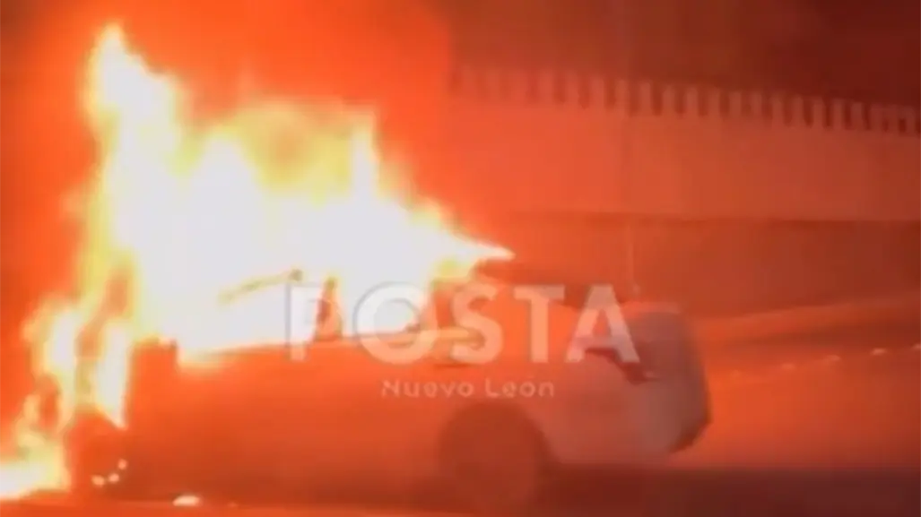 Incendio de auto provoca alarma en la avenida Morones Prieto