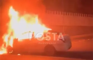 Incendio de auto provoca alarma en la avenida Morones Prieto