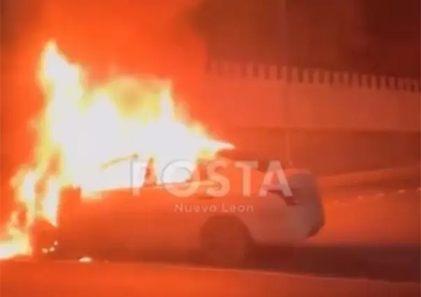 Incendio de auto provoca alarma en la avenida Morones Prieto