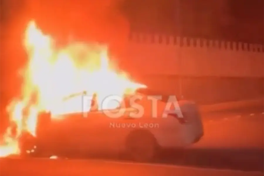Incendio de auto provoca alarma en la avenida Morones Prieto