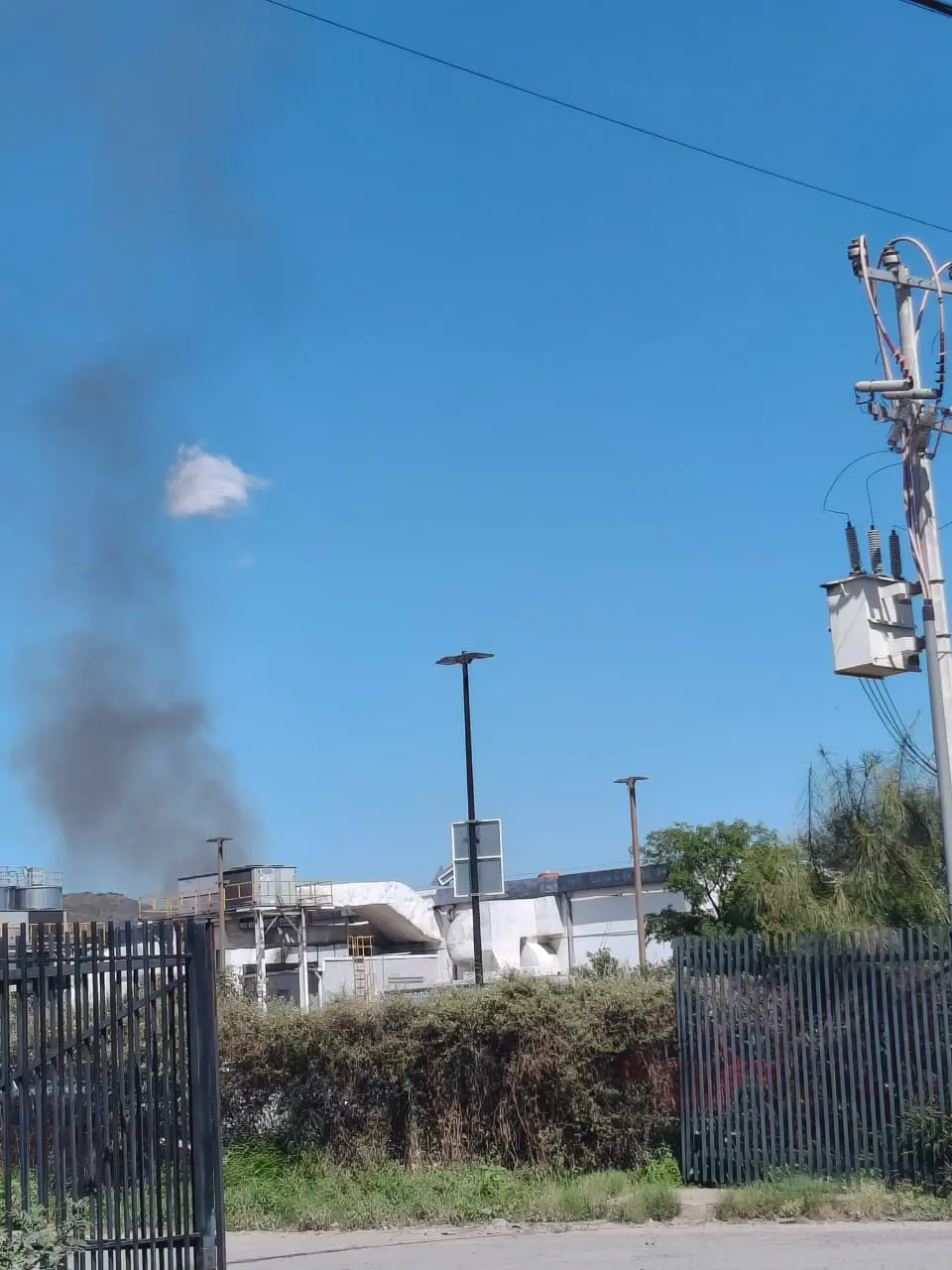 Se origina incendio en la zona industrial cercana a la carretera antigua a Monclova / Foto: Marco Juárez 