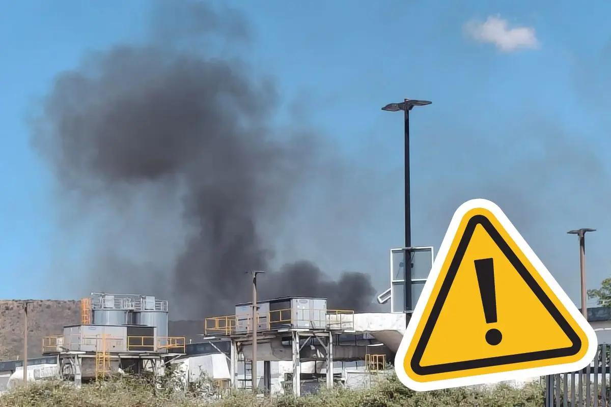 Quema de basura desta incendio en zona industral / Foto: Marco Juárez | Canva