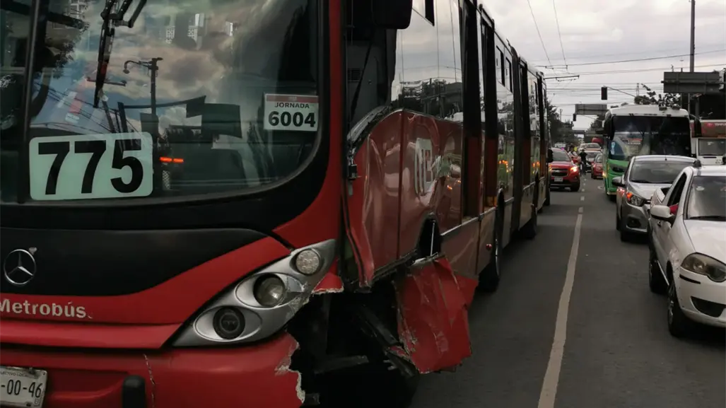 Choque de Metrobús en Gustavo A. Madero deja más de 20 personas lesionadas