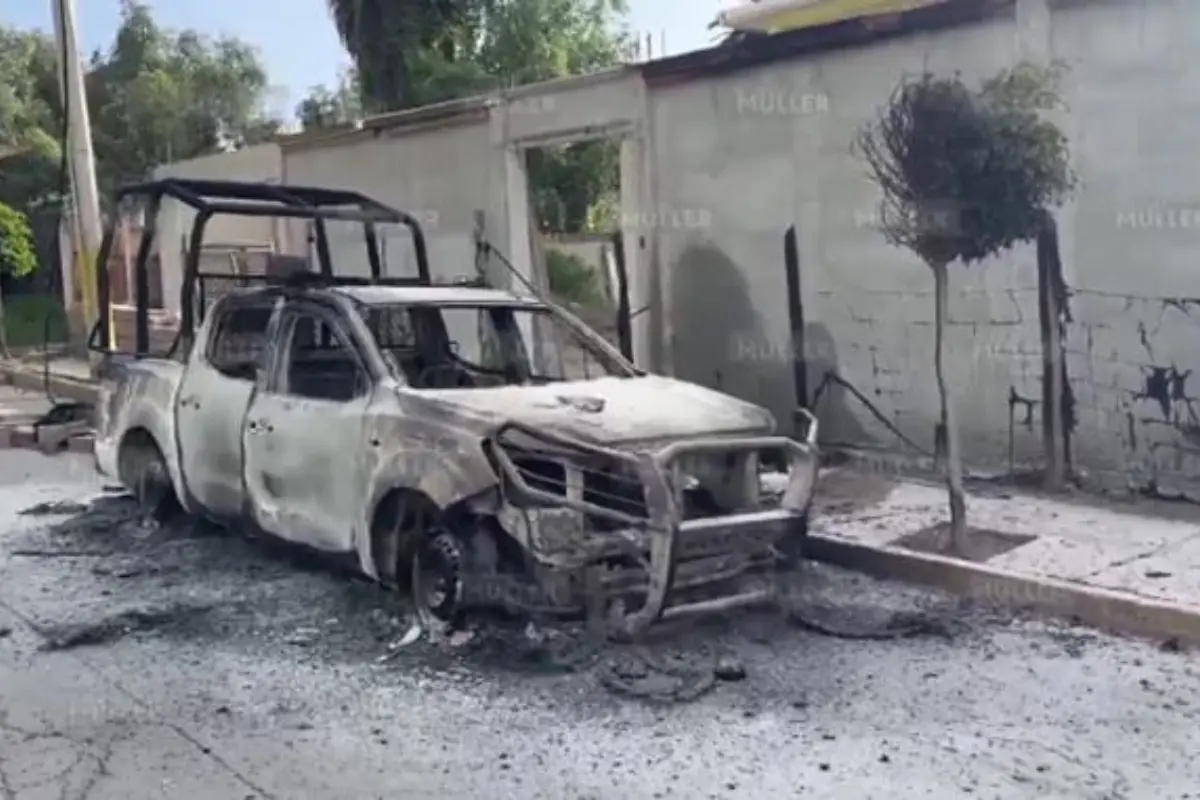 Patrulla quemada en municipio del Edomex.  Foto: X (@EnfoqueNoticias)