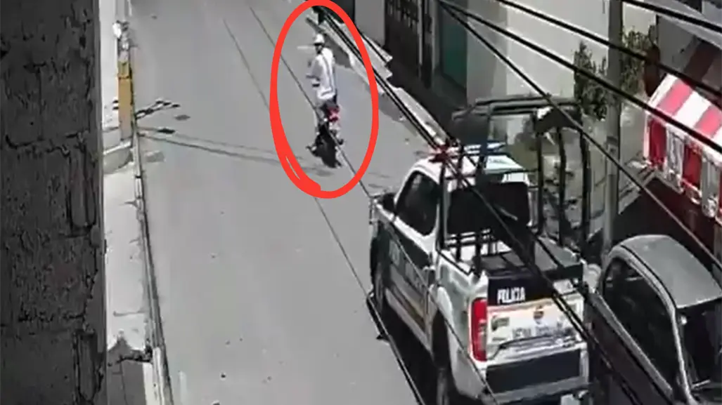 VIDEO | Policías de Ecatepec arrollan a motociclista con patrulla durante presunta detención
