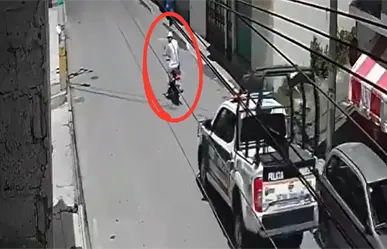 VIDEO | Policías de Ecatepec arrollan a motociclista con patrulla durante presunta detención