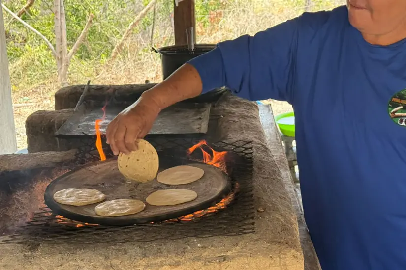 En la Poza Madre puedes disfrutar de la rica gastronomía tamaulipeca, servida en tortillas o gorditas hechas a mano. Foto: Carlos García