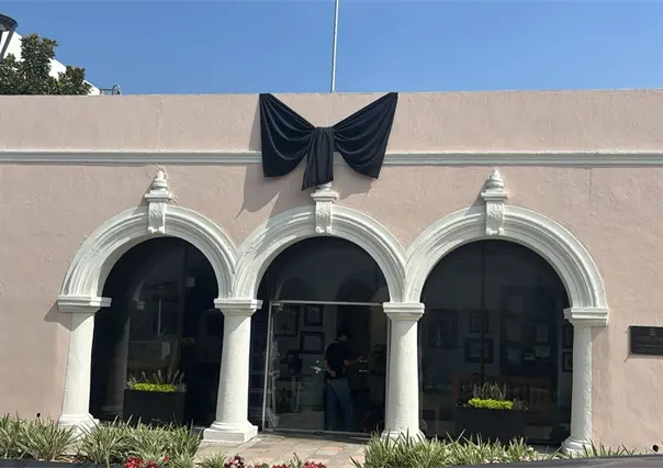 San Pedro rinde homenaje a Mauricio Fernández con moño negro en la Presidencia Municipal
