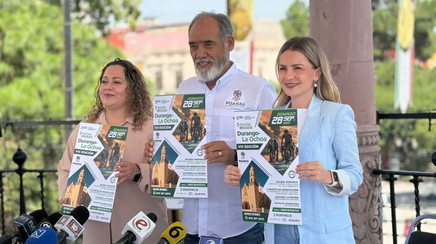 El alcalde de Poanas, Armando García, y la directora de Fomento Económico, Valeria Gutiérrez, dieron los pormenores del evento. Foto: Jesús Carrillo.