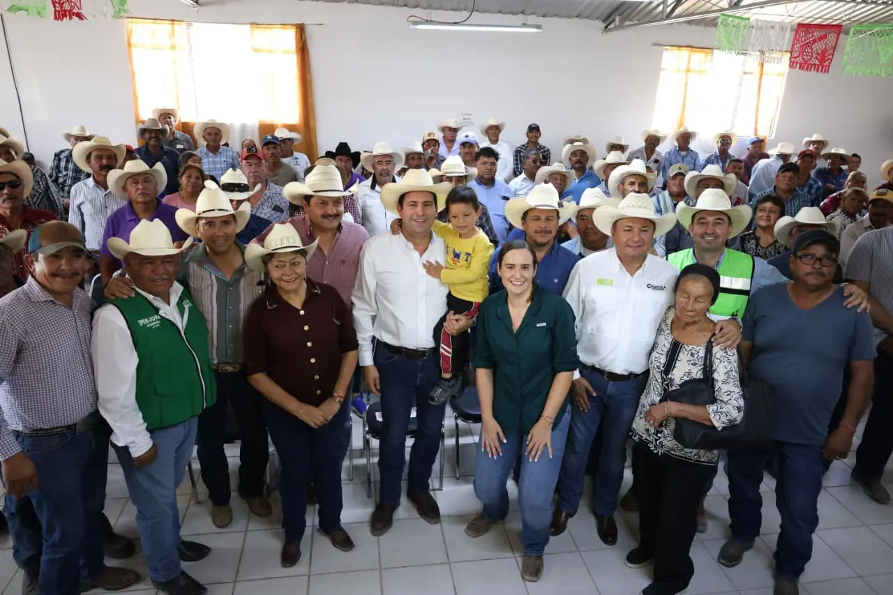 El alcalde Javier Díaz en la entrega del programa.  (Fotografía: Gobierno de Saltillo)