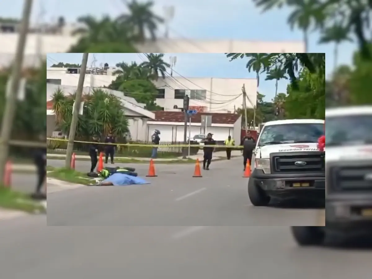 Las autoridades de seguridad se movilizaron para atender un accidente registrado en la avenida Circuito Colonias donde un motociclista perdió la vida tras chocar contra un camión de seguridad.- Fuente Tele Yucatán
