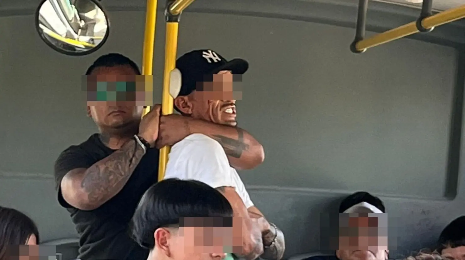 El hombre fue retenido por los pasajeros del camión. (Fotografía: Presidencia de Piedras Negras)
