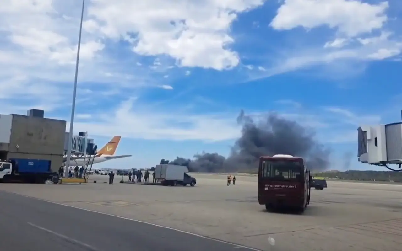 Humo saliendo de la aeronave. Foto: X (@rcamachovzla)