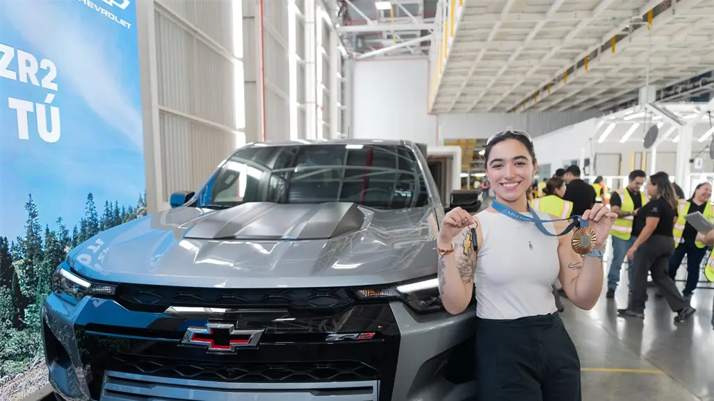 General Motors regala camioneta a Ana Paula Vázquez, medallista olímpica de Ramos Arizpe