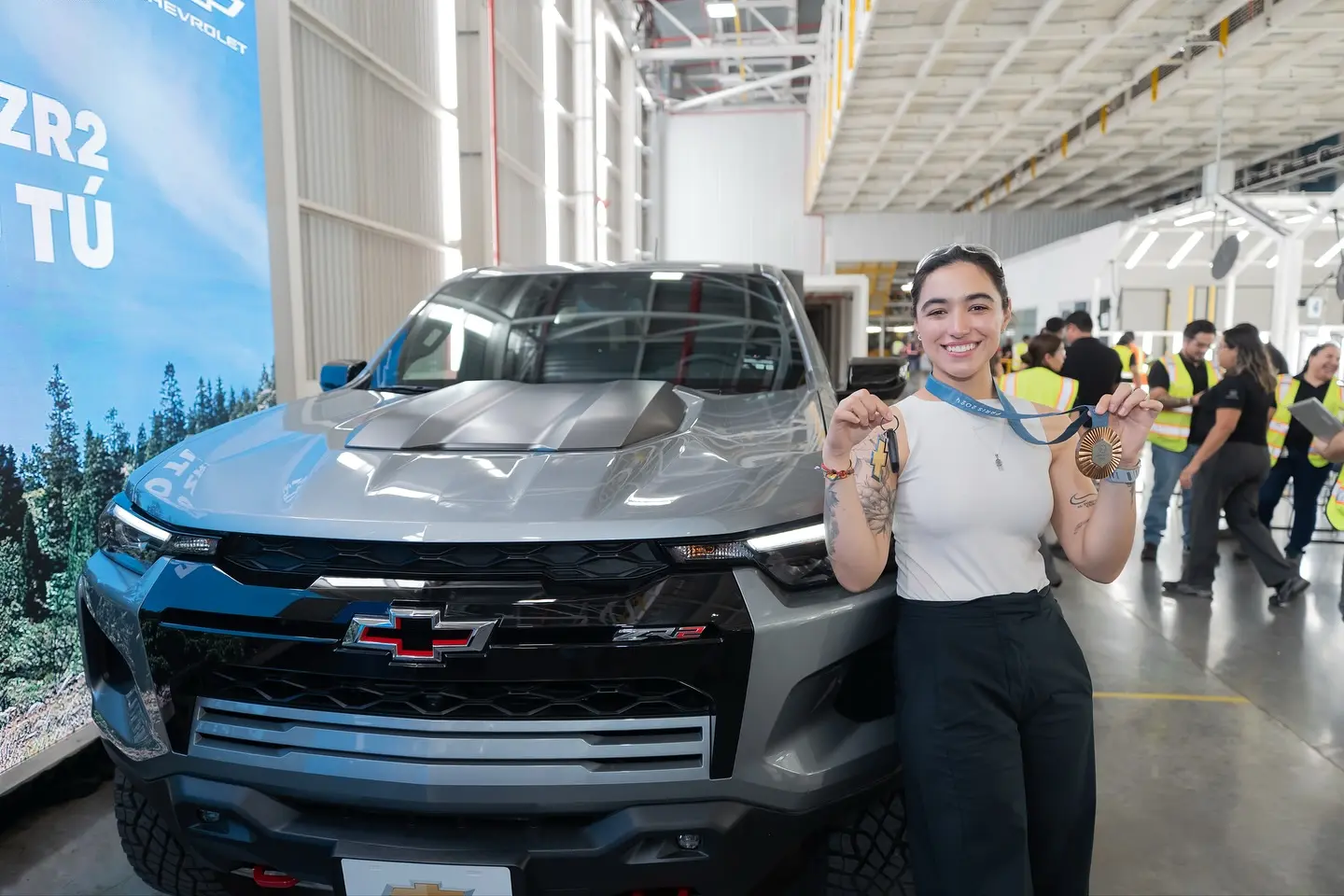 Ana Paula Vázquez posando junto a su nueva camioneta. (Fotografía: Ana Paula Vázquez)