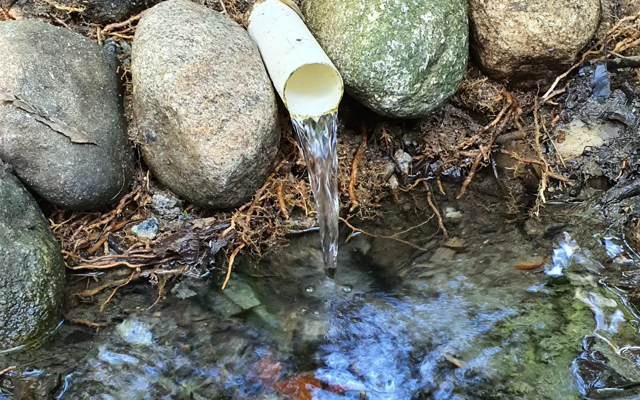 Caída de agua en pozo. Foto: Canva
