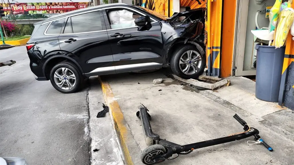 Camioneta se estrella contra ferretería en Guadalupe