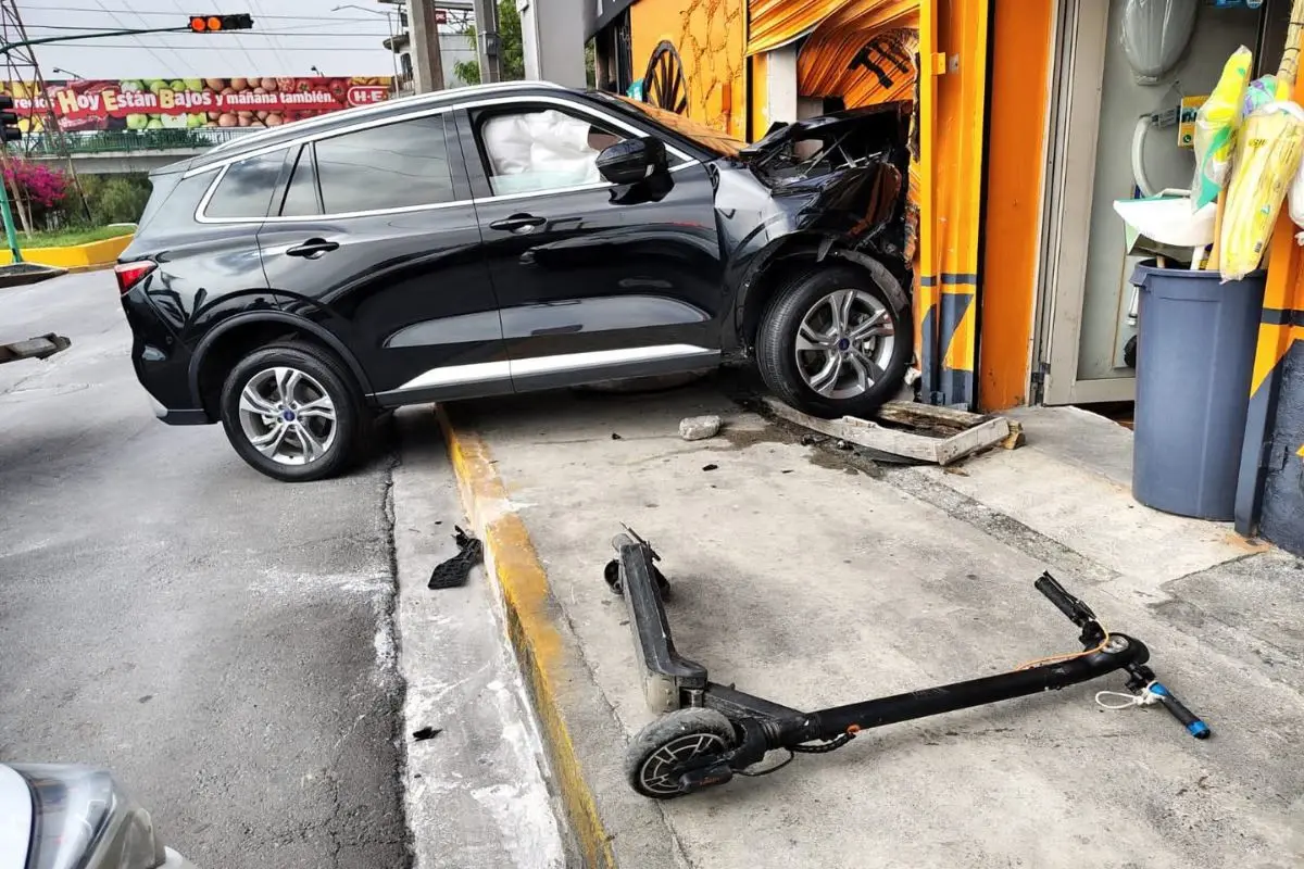 Un fuerte accidente sorprendió a clientes y trabajadores de una ferretería. Foto: PC Guadalupe