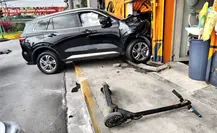 Camioneta se estrella contra ferretería en Guadalupe